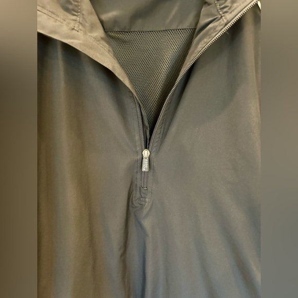 Izod men’s size large black quarter zipper windbreaker with Velcro side pockets - Picture 4 of 6